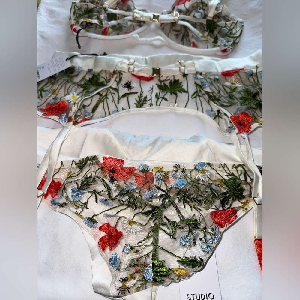 NWT Rare Studio Pia Flora Full White Silk Embroidered Floral Lingerie Set - Picture 13 of 15
